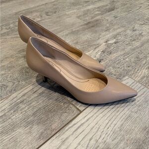 Pointed-Toe Nude Kitten Heel Pumps - Life Stride size 8.5